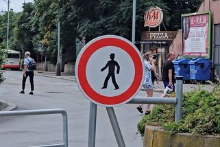Chodci stále riskují na nebezpečném místě u Smíchovského nádraží, kde autobus ženě amputoval nohy - Novinky